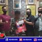 Tersangka (R) beserta barang buktinya saat diamankan petugas Polsek Galis, Bangkalan.
