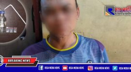Tersangka (AN) beserta barang buktinya saat diamankan di Mapolsek Pabean Cantikan.