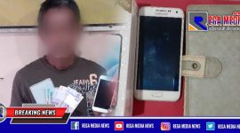 Tersangka AK beserta barang buktinya saat diamankan di Mapolsek Krembangan.