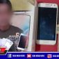 Tersangka AK beserta barang buktinya saat diamankan di Mapolsek Krembangan.