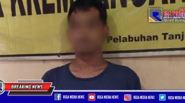 Tersangka FL beserta barang buktinya saat diamankan di Mapolsek Krembangan, Surabaya.