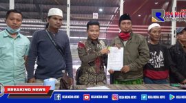 Bacakades Desa Patenteng, Suroto bersama kuasa hukumnya Taufik dan timnya saat menunjukkan dugaan bukti kecurangan P2KD usai menggelar konferensi Pers di salah satu Rumah Makan di Bangkalan kota