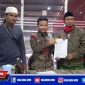 Bacakades Desa Patenteng, Suroto bersama kuasa hukumnya Taufik dan timnya saat menunjukkan dugaan bukti kecurangan P2KD usai menggelar konferensi Pers di salah satu Rumah Makan di Bangkalan kota