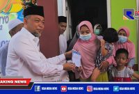 Syafiuddin Asmoro saat menyerahkan buku tabungan kepada istri korban KRI Nanggala 402.