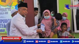 Syafiuddin Asmoro saat menyerahkan buku tabungan kepada istri korban KRI Nanggala 402.
