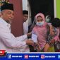 Syafiuddin Asmoro saat menyerahkan buku tabungan kepada istri korban KRI Nanggala 402.
