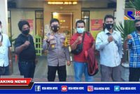 Kapolsek Mulyorejo (AKP Ardi Purboyo) pose bersama sejumlah awak media.