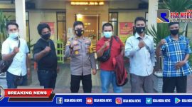 Kapolsek Mulyorejo (AKP Ardi Purboyo) pose bersama sejumlah awak media.