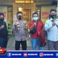 Kapolsek Mulyorejo (AKP Ardi Purboyo) pose bersama sejumlah awak media.