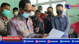 Bupati Aceh Selatan (Tgk Amran) saat meninjau langsung ruangan pojok layanan Asel Hebat (Anak Sehat Lahir Membawa Akta) yang berlokasi di areal RSUD Yuliddin Away Tapaktuan.