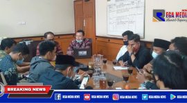 Salah satu LSM di Sampang saat mendatangi kantor DPMD setempat.