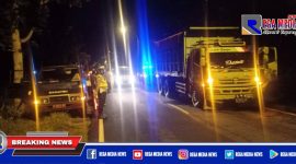 Tampak anggota Satlantas Polres Sampang tengah memantau arus lalu lintas di lokasi terjadinya kecelakaan.