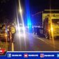 Tampak anggota Satlantas Polres Sampang tengah memantau arus lalu lintas di lokasi terjadinya kecelakaan.