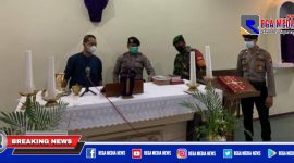 Petugas gabungan TNI-Polri saat melakukan pengecekan dan pengamanan ditempat ibadah umat kristiani di Sampang.
