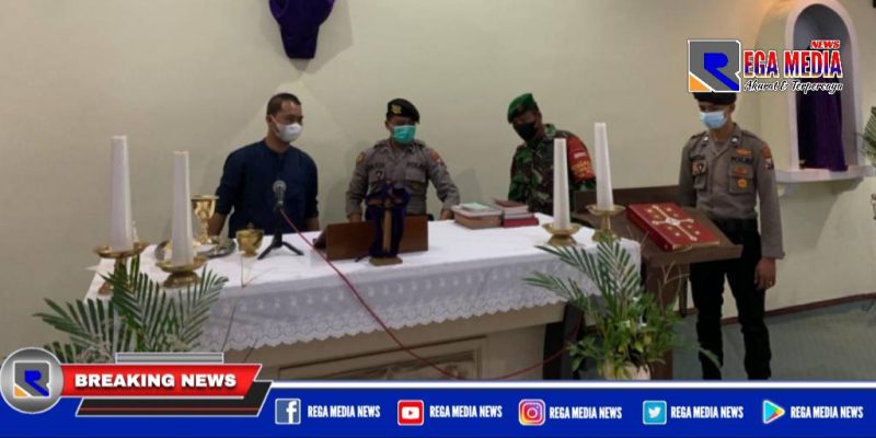 Petugas gabungan TNI-Polri saat melakukan pengecekan dan pengamanan ditempat ibadah umat kristiani di Sampang.