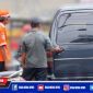 Mobil berplat nomor hitam yang dijadikan angkutan umum/taksi gelap.