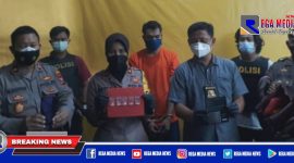 Polisi menunjukkan barang bukti hasil penangkapan terhadap pengedar sabu-sabu.