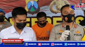 Tersangka (AH) memakai baju tahanan, tertunduk malu saat konferensi pers di Mapolres Kediri.