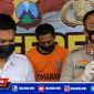 Tersangka (AH) memakai baju tahanan, tertunduk malu saat konferensi pers di Mapolres Kediri.