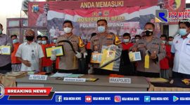 Kapolres Sampang didampingi Wakapolres, Kasat Resnarkoba dan KBO Reskrim, tunjukan barang bukti hasil Operasi Pekat Semeru 2021.