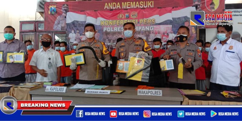 Kapolres Sampang didampingi Wakapolres, Kasat Resnarkoba dan KBO Reskrim, tunjukan barang bukti hasil Operasi Pekat Semeru 2021.