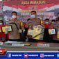 Kapolres Sampang didampingi Wakapolres, Kasat Resnarkoba dan KBO Reskrim, tunjukan barang bukti hasil Operasi Pekat Semeru 2021.