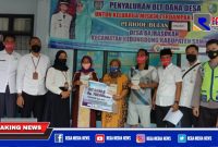 DPMD Kabupaten Sampang berdampingan dengan Pemdes Bajrasokah saat pose bersama dengan penerima BLT Dana Desa  usai melakukan pemantauan penyaluran.