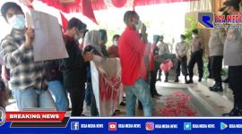 Gerakan Mahasiswa Nasional Indonesia (GMNI) saat melakukan aksi demo didepan kantor Pemkab Bangkalan.