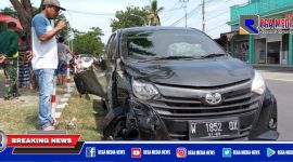 Salah satu kendaraan yang terlibat kecelakaan didepan Pertamina Camplong rusak bagian depan samping.