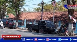Tertangkap camera, mobil berplat merah dan pick up parkir didekat rambu dilarang parkir didepan pasar srimangunan Sampang.