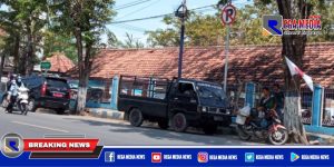 Pick Up & Mobil Dinas Pemkab Sampang Kepergok Nongkrong Didekat Rambu Dilarang Parkir