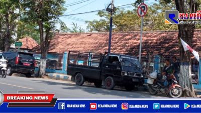 Pick Up & Mobil Dinas Pemkab Sampang Kepergok Nongkrong Didekat Rambu Dilarang Parkir