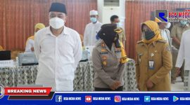 Kapolres Pelabuhan Tanjung Perak (tengah) mendampingi Walikota Surabaya (kiri) saat kunjungan ke Pon-Pes Assalafi Al Fitroh, Kedingding Surabaya.