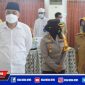 Kapolres Pelabuhan Tanjung Perak (tengah) mendampingi Walikota Surabaya (kiri) saat kunjungan ke Pon-Pes Assalafi Al Fitroh, Kedingding Surabaya.