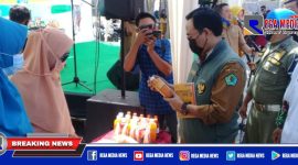 Bupati Pamekasan (Baddrut Tamam) saat memastikan harga di pasar murah.