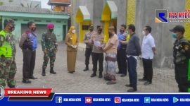 Kapolsek Mulyorejo bersama tiga pilar saat mengunjungi pengurus masjid di wilayah setempat.