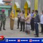 Kapolsek Mulyorejo bersama tiga pilar saat mengunjungi pengurus masjid di wilayah setempat.