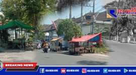 Gerobak milik PKL yang ditinggal pemiliknya di sejumlah trotoar di wilayah Sampang kota.