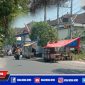 Gerobak milik PKL yang ditinggal pemiliknya di sejumlah trotoar di wilayah Sampang kota.