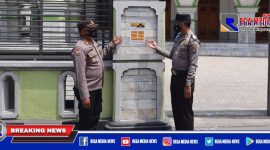 Kasat Binmas Polres Sampang bersama anggotanya menempelkan stiker berisi imbauan kepada masyarakat waspada aksi curanmor.