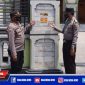 Kasat Binmas Polres Sampang bersama anggotanya menempelkan stiker berisi imbauan kepada masyarakat waspada aksi curanmor.