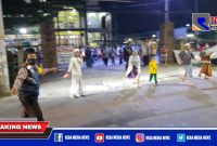 Petugas Bhabinkamtibmas Polsek Benowo saat melakukan pemantauan dan pengaturan lalu lintas disekitar masjid Jl. Kandangan Surabaya.