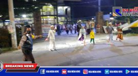 Petugas Bhabinkamtibmas Polsek Benowo saat melakukan pemantauan dan pengaturan lalu lintas disekitar masjid Jl. Kandangan Surabaya.