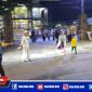 Petugas Bhabinkamtibmas Polsek Benowo saat melakukan pemantauan dan pengaturan lalu lintas disekitar masjid Jl. Kandangan Surabaya.