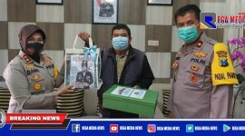 Kapolsek Asemrowo mendampingi Kapolres Pelabuhan Tanjung Perak memberikan cindera mata dan  penghargaan kepada tokoh masyarakat.