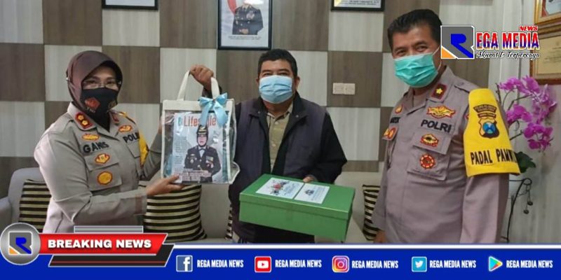 Kapolsek Asemrowo mendampingi Kapolres Pelabuhan Tanjung Perak memberikan cindera mata dan  penghargaan kepada tokoh masyarakat.