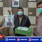 Kapolsek Asemrowo mendampingi Kapolres Pelabuhan Tanjung Perak memberikan cindera mata dan  penghargaan kepada tokoh masyarakat.