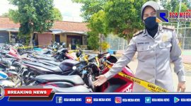 Kasubbag Humas Polres Pamekasan menunjukkan puluhan motor yang terjaring razia balap liar.