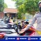 Kasubbag Humas Polres Pamekasan menunjukkan puluhan motor yang terjaring razia balap liar.