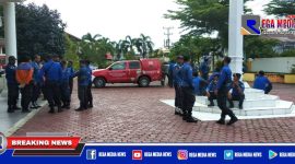 Sejumlah ASN dan Honorer BPBD Aceh Selatan Bidang Damkar saat demo didepan kantor Bupati Aceh Selatan.